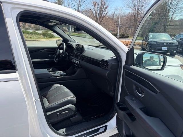 2025 Honda Pilot AWD Black Edition