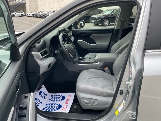 2023 Toyota Highlander LE 8 Passenger