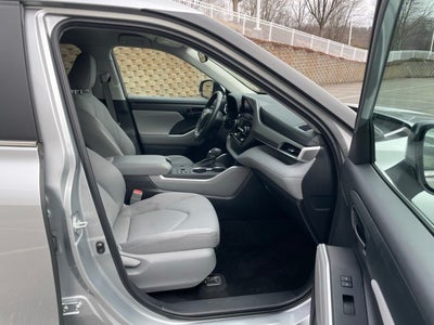 2023 Toyota Highlander LE 8 Passenger