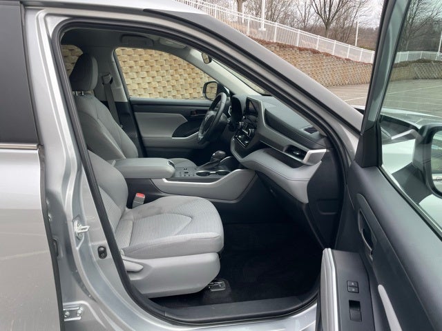 2023 Toyota Highlander LE 8 Passenger