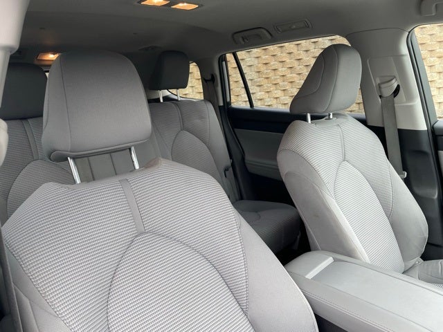 2023 Toyota Highlander LE 8 Passenger