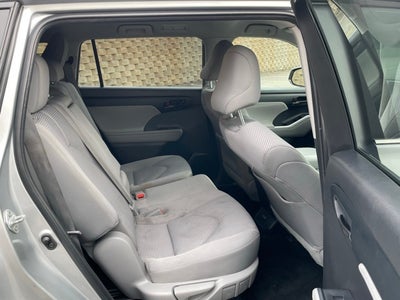 2023 Toyota Highlander LE 8 Passenger
