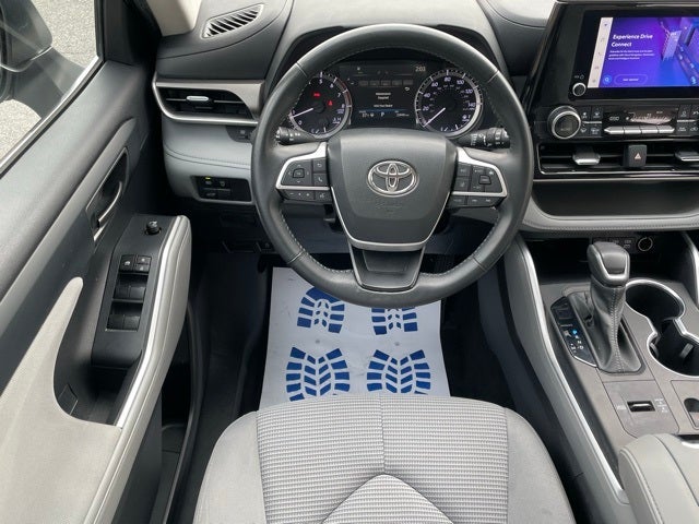 2023 Toyota Highlander LE 8 Passenger